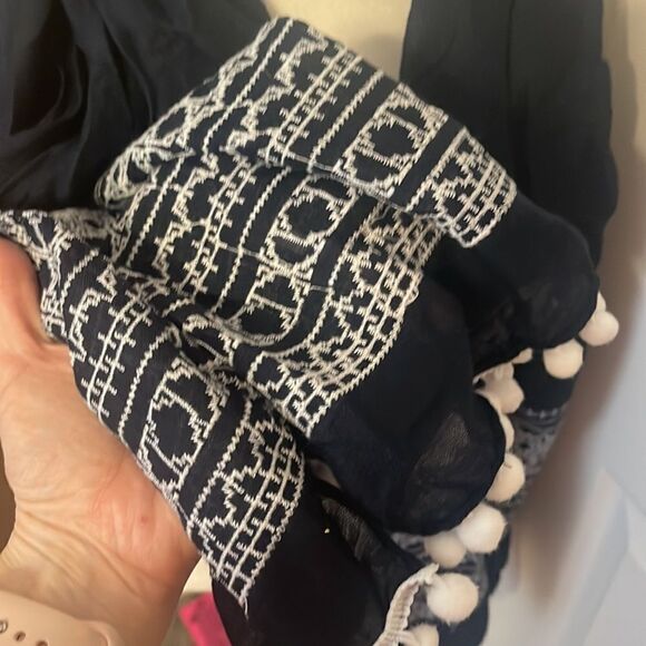 Big life foundation Scarf New Never used - Picture 3 of 6